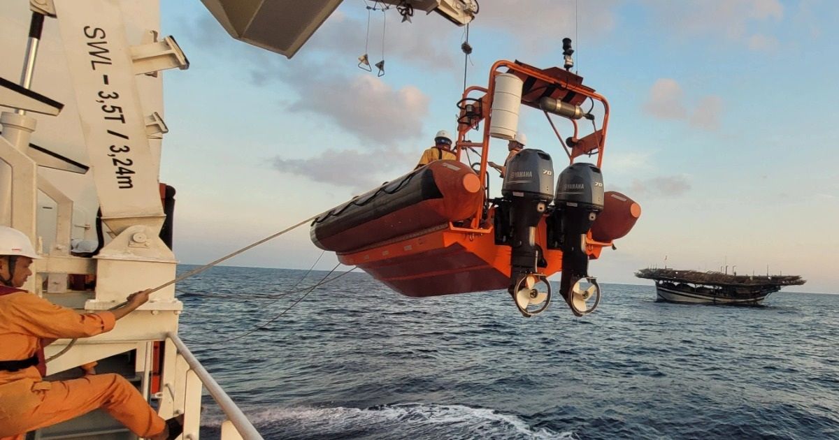 Vượt hơn 260 hải lý, tàu SAR 631 đưa ngư dân đột quỵ về bờ cấp cứu