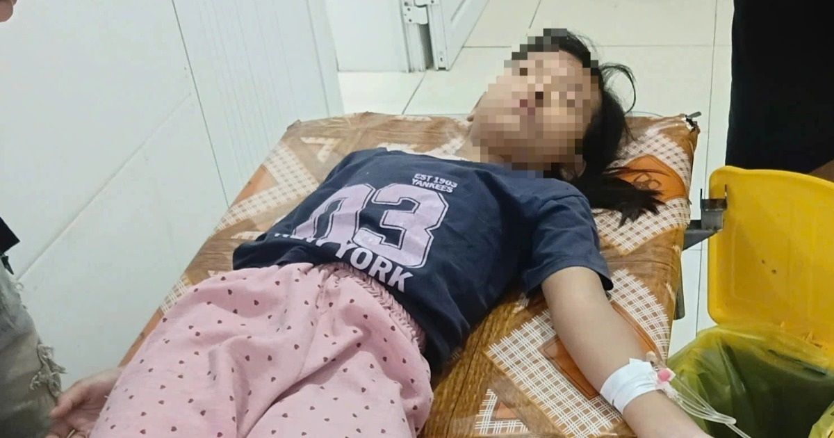 Hàng chục người nhập viện nghi sau khi ăn bánh mì bên đường