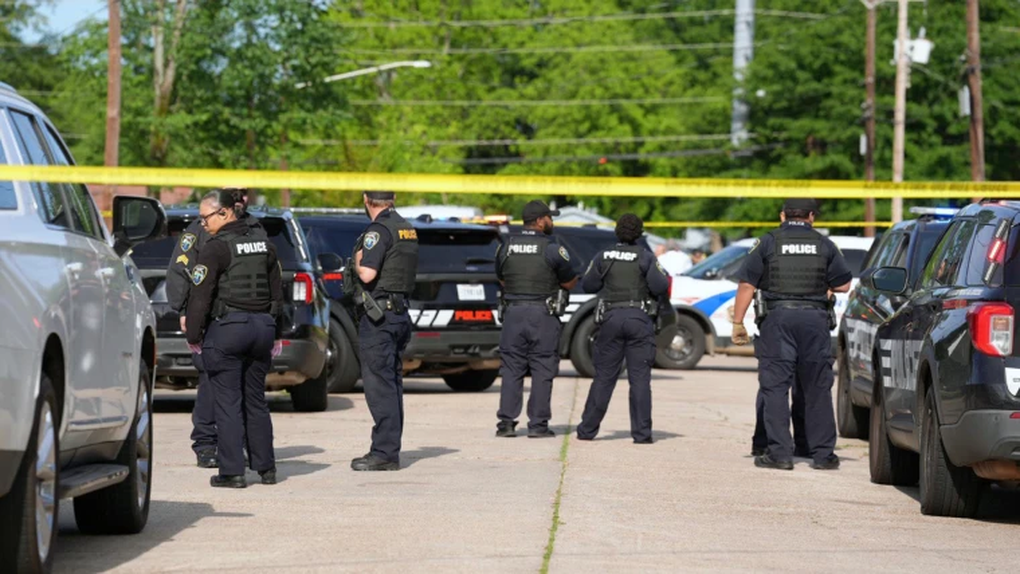 Mỹ: Xả súng khiến 8 trẻ em thiệt mạng - 1