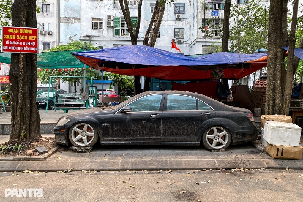 Mercedes S63 bị bỏ rơi 10 năm trên vỉa hè Hà Nội là tang vật một vụ việc - 1