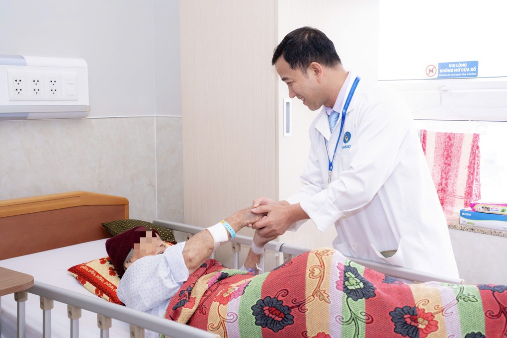 Người phụ nữ mắc bệnh dạ dày dưa hấu hiếm gặp, phải truyền 23 đơn vị máu - 2