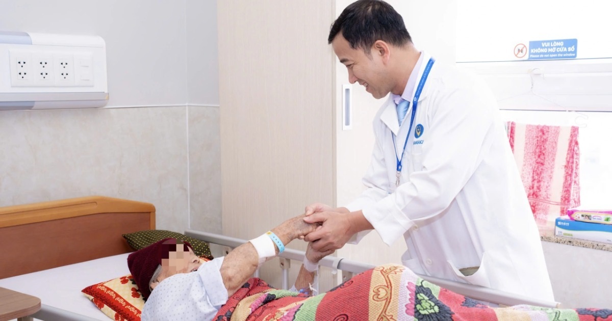 Người phụ nữ mắc bệnh "dạ dày dưa hấu" hiếm gặp, phải truyền 23 đơn vị máu