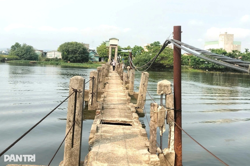 Cầu 220 tỷ đồng chậm 4 năm, dân liều mình đi trên cầu máng tử thần - 1