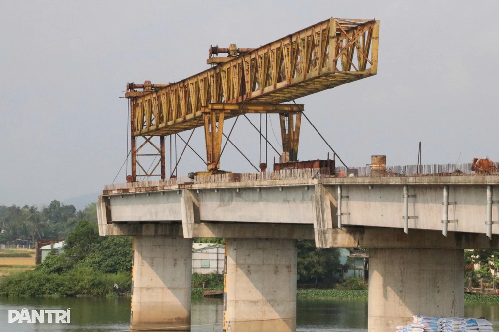 Cầu 220 tỷ đồng chậm 4 năm, dân liều mình đi trên cầu máng tử thần - 2