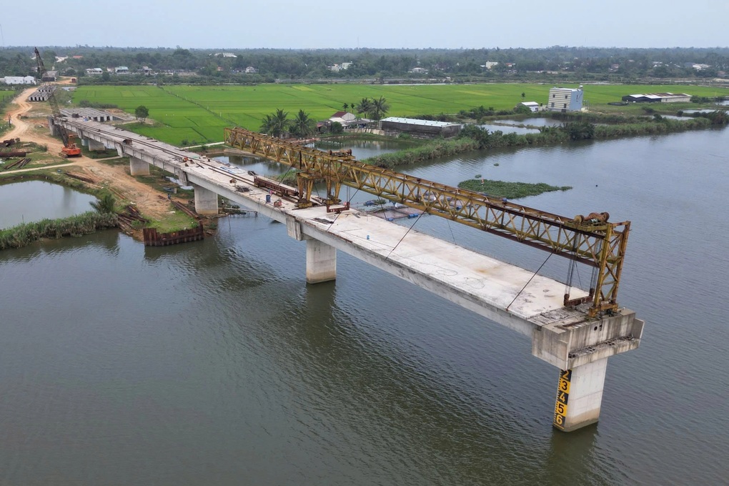 Cầu 220 tỷ đồng chậm 4 năm, dân liều mình đi trên cầu máng tử thần - 3