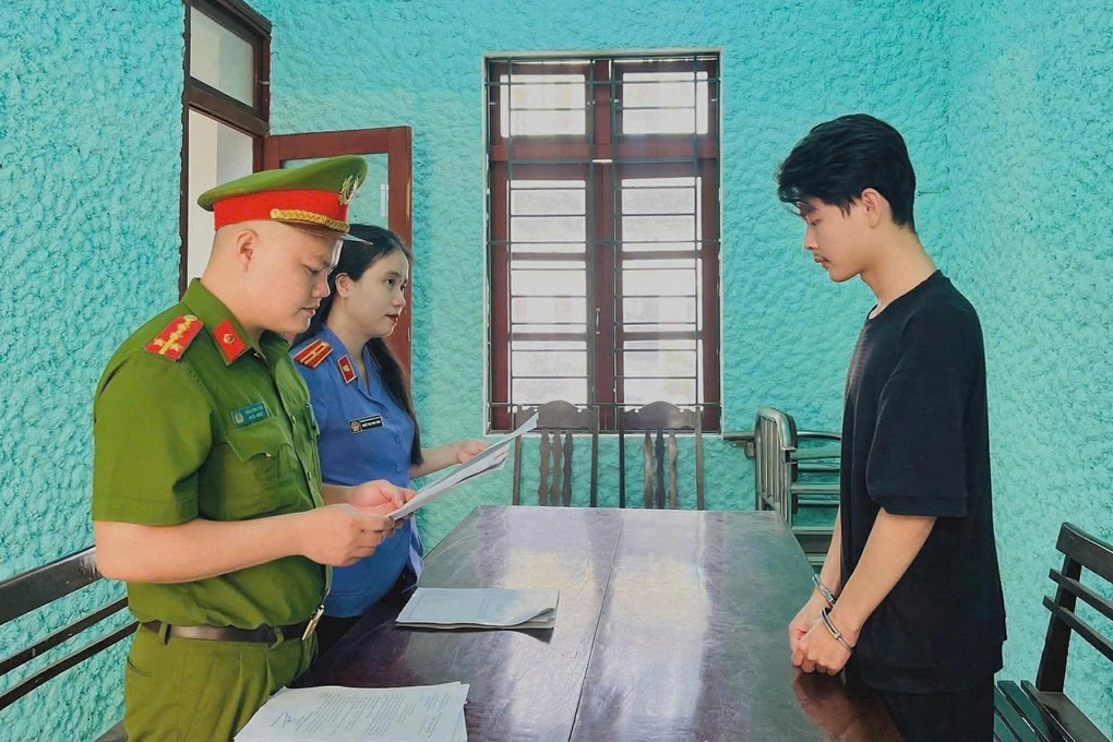 Hai mẹ con cùng bị khởi tố vì mượn 4 xe máy mang đi cầm cố - 1