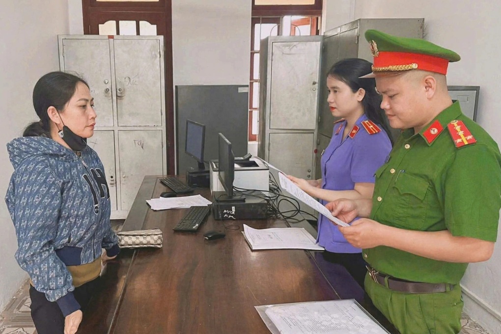 Hai mẹ con cùng bị khởi tố vì mượn 4 xe máy mang đi cầm cố - 2