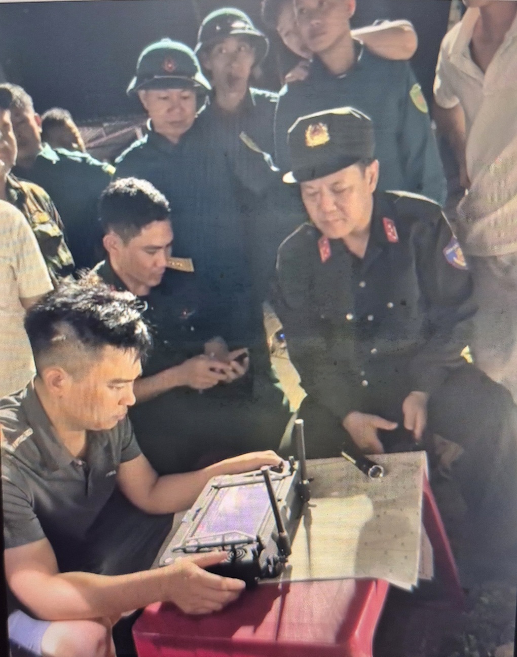 Hơn 100 người xuyên đêm tìm kiếm sinh viên Hà Nội mất tích ở núi Tam Đảo - 1