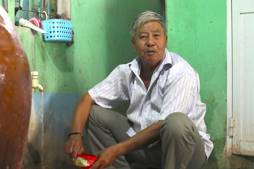 Hơn 10 năm dùng nước nhiễm phèn, dân Lâm Đồng tốn tiền kéo nước sạch - 1