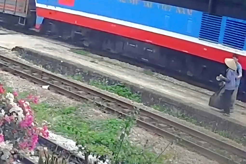 Nam công nhân cứu người phụ nữ nhặt ve chai sát đường ray khi tàu lao tới - 1