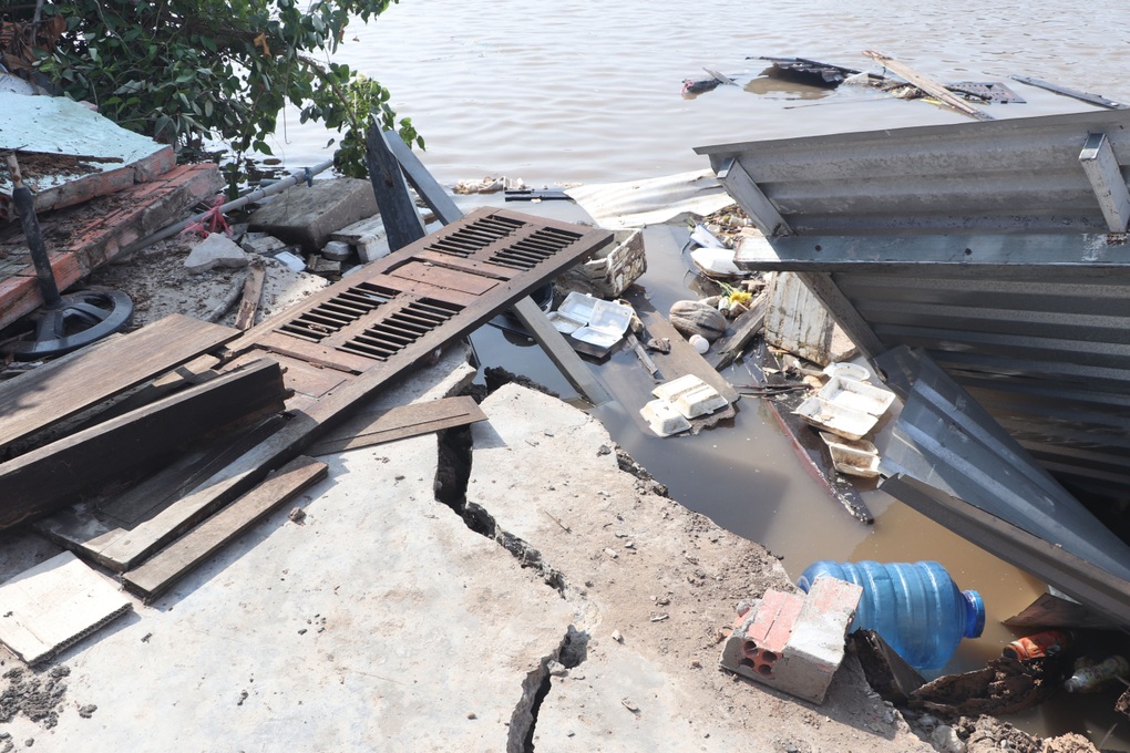 Sạt lở ở Cà Mau, 4 căn nhà sụp xuống sông - 1