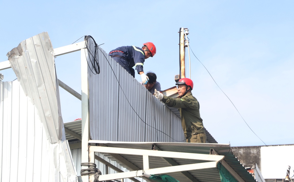 Sạt lở ở Cà Mau, 4 căn nhà sụp xuống sông - 2