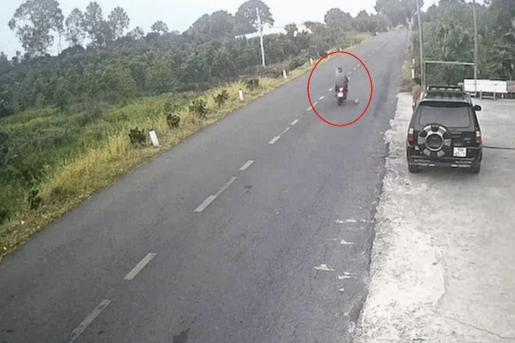 Bé trai đá bóng trên vỉa hè gây tai nạn khiến một người tử vong - 1