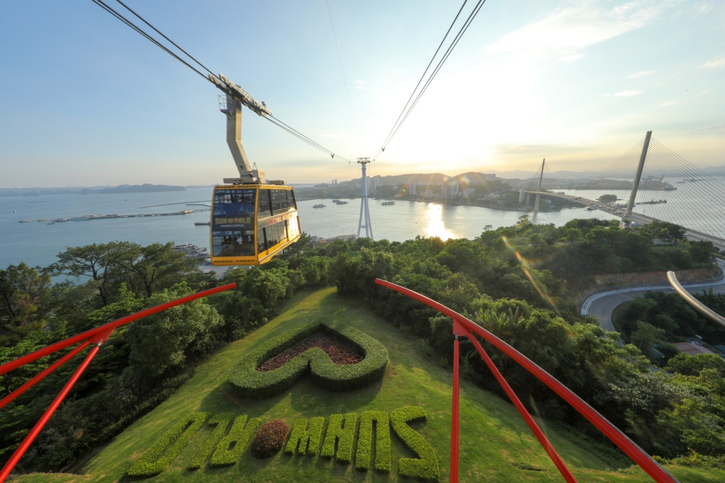 Hạ Long dịp 30/4: Từ bình minh ven biển đến đêm hội VUI-Fest rực rỡ - 4