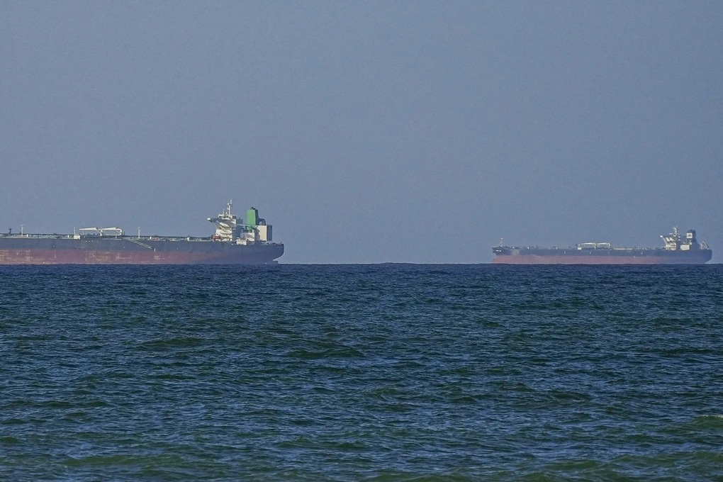 Tàu quân sự Iran hộ tống tàu dầu tránh lệnh phong tỏa của Mỹ - 1