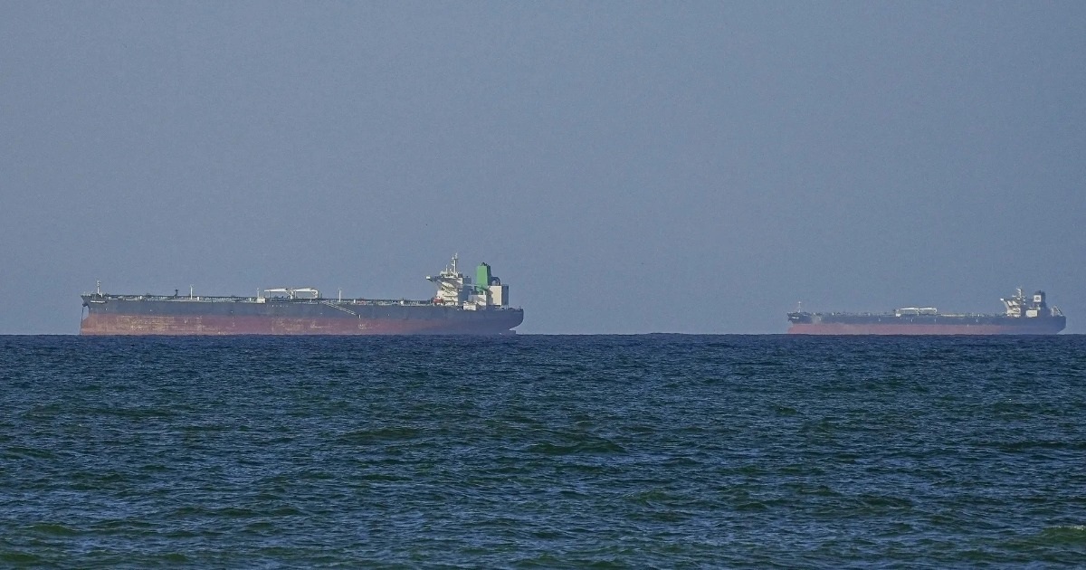 Tàu quân sự Iran hộ tống tàu dầu tránh lệnh phong tỏa của Mỹ