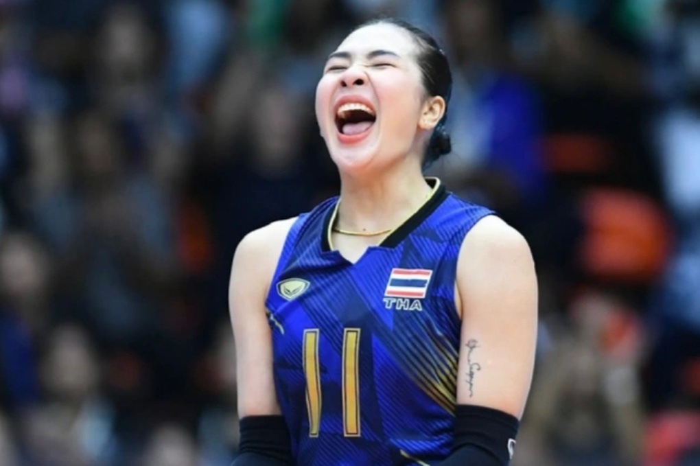 Ngôi sao bóng chuyền Thái Lan “lột xác” thành siêu mẫu áo tắm bốc lửa - 1