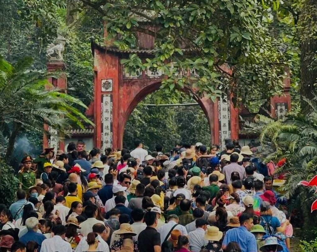 Nhiều người già, trẻ nhỏ bị thất lạc người thân ở Đền Hùng - 2