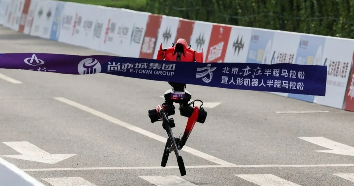 Cú nhảy vọt của robot hình người và những tình huống "dở khóc dở cười"