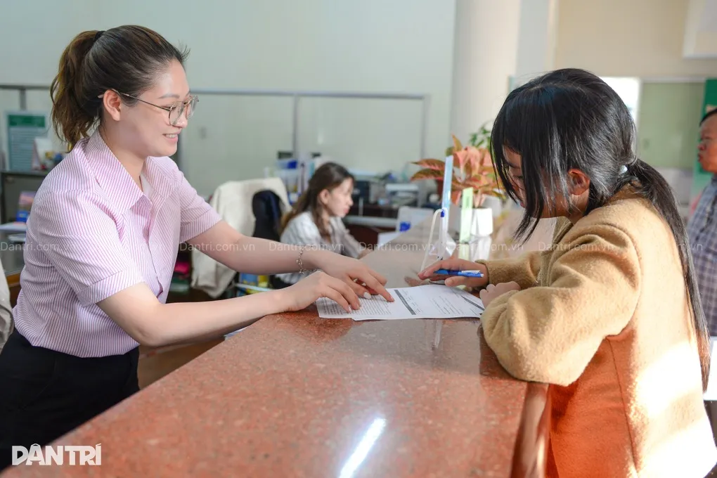 Bé gái 16 tuổi nuôi 3 em ở Lâm Đồng nhận 6 thẻ tiết kiệm - 1