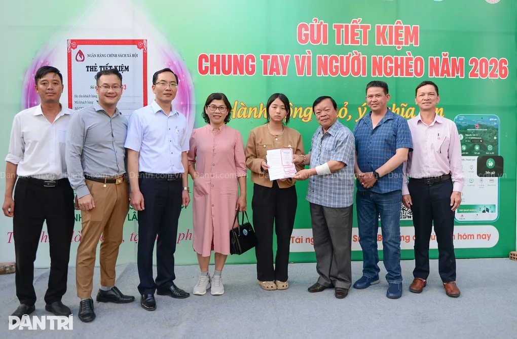 Bé gái 16 tuổi nuôi 3 em ở Lâm Đồng nhận 6 thẻ tiết kiệm - 2