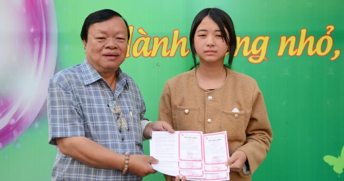 Bé gái 16 tuổi nuôi 3 em ở Lâm Đồng nhận 6 thẻ tiết kiệm