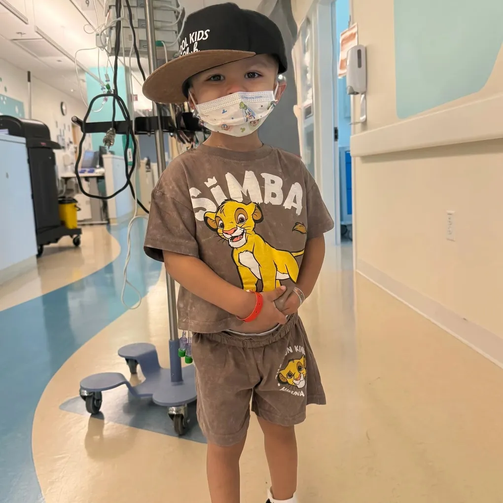 Điều không ngờ trên chuyến bay ở Mỹ có bé trai 2 tuổi vừa khỏi bệnh ung thư - 1