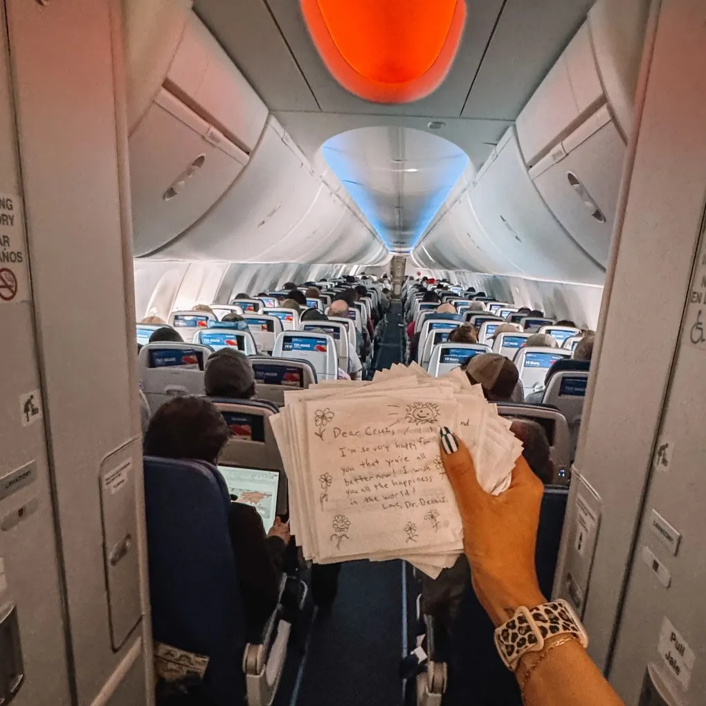 Điều không ngờ trên chuyến bay ở Mỹ có bé trai 2 tuổi vừa khỏi bệnh ung thư - 2