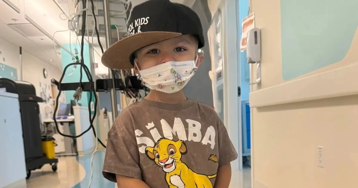 Điều không ngờ trên chuyến bay ở Mỹ có bé trai 2 tuổi vừa khỏi bệnh ung thư