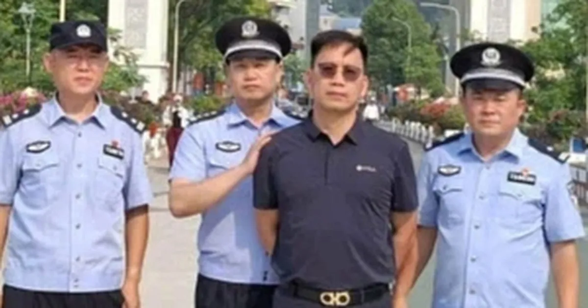 Bàn giao đối tượng nghi là chủ mưu một vụ án hình sự ở Trung Quốc