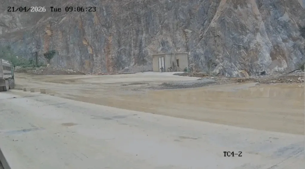 Hai xe ben va chạm tại mỏ đá, 2 tài xế tử vong - 1