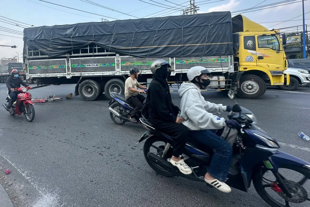 Người dân hô hoán tài xế dừng xe tải, cứu nữ công nhân bị cuốn vào gầm ô tô - 1