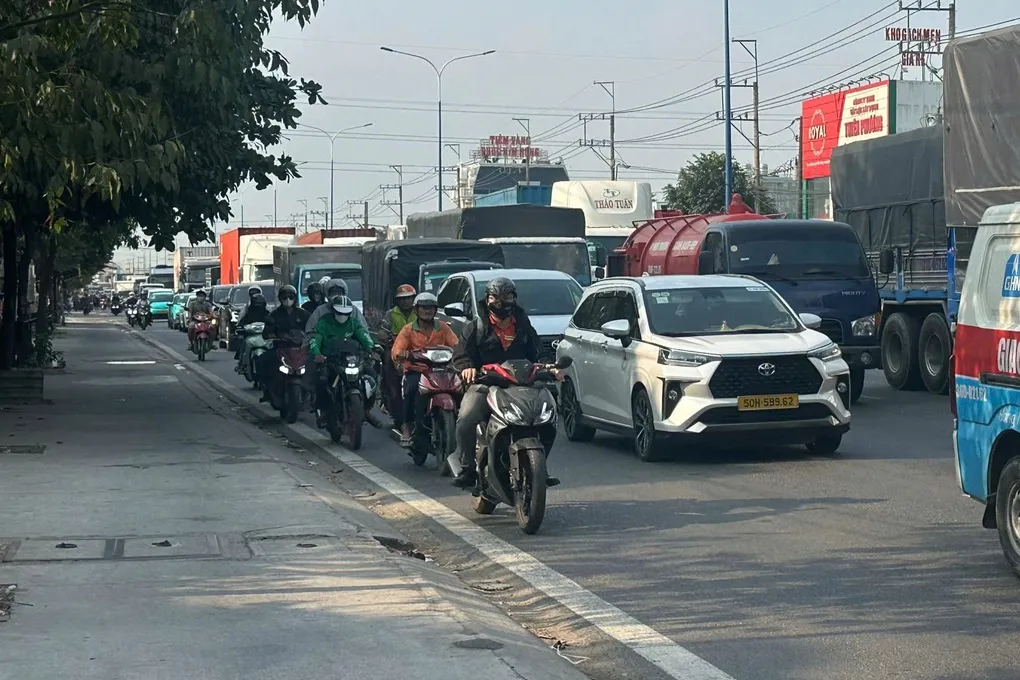 Người dân hô hoán tài xế dừng xe tải, cứu nữ công nhân bị cuốn vào gầm ô tô - 2