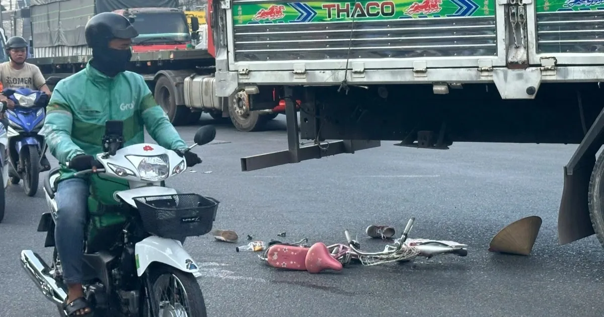 Người dân hô hoán tài xế dừng xe tải, cứu nữ công nhân bị cuốn vào gầm ô tô