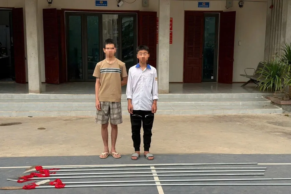 Hai đối tượng mang cả két vỏ chai bia đi ném khiêu khích thanh niên xã khác - 1