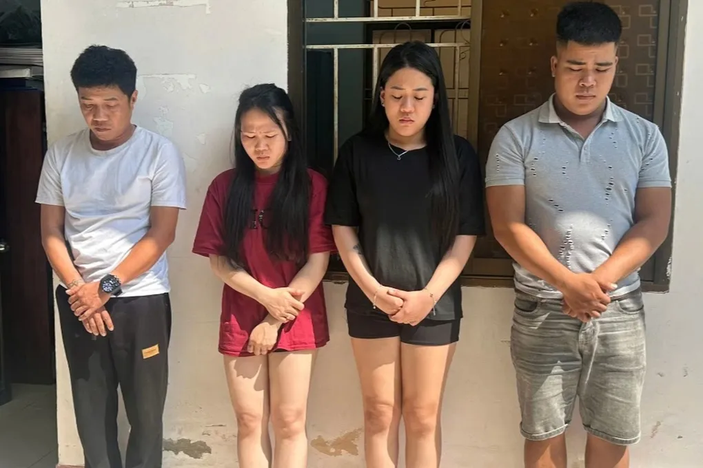 Phát hiện 2 cặp nam nữ dùng hàng cấm trên ô tô giữa đèo vắng - 1