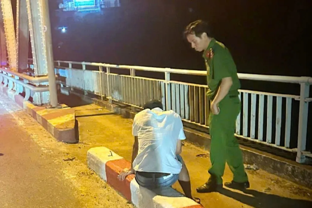 Bố viết thư cảm ơn công an kịp thời ngăn con trai nhảy cầu - 1