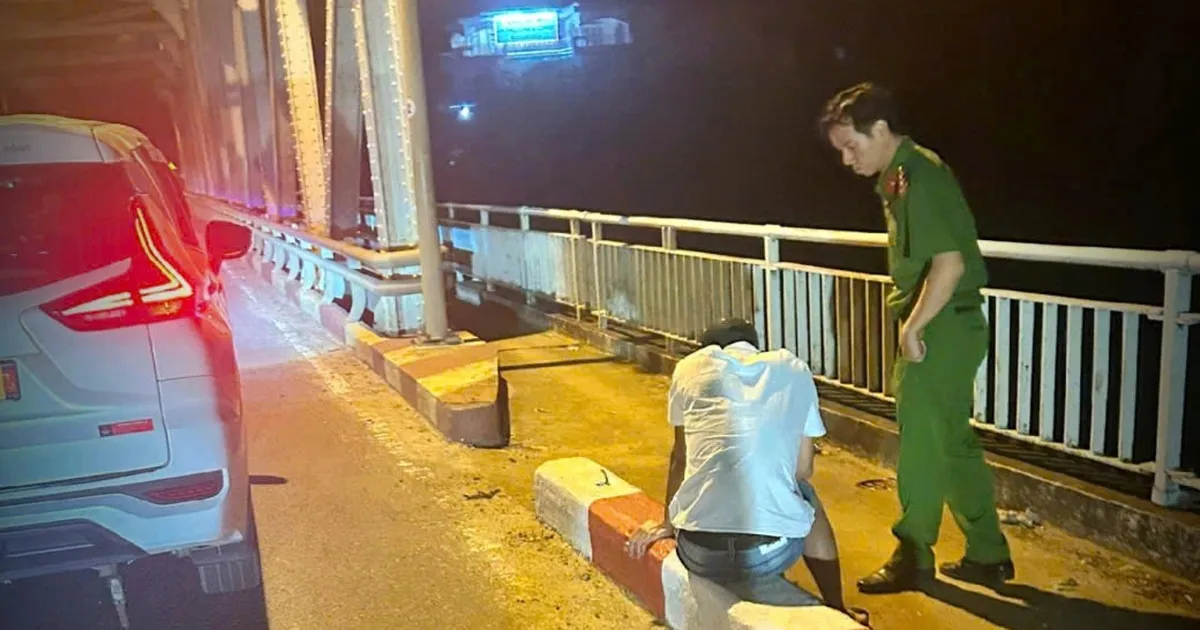 Bố viết thư cảm ơn công an kịp thời ngăn con trai nhảy cầu