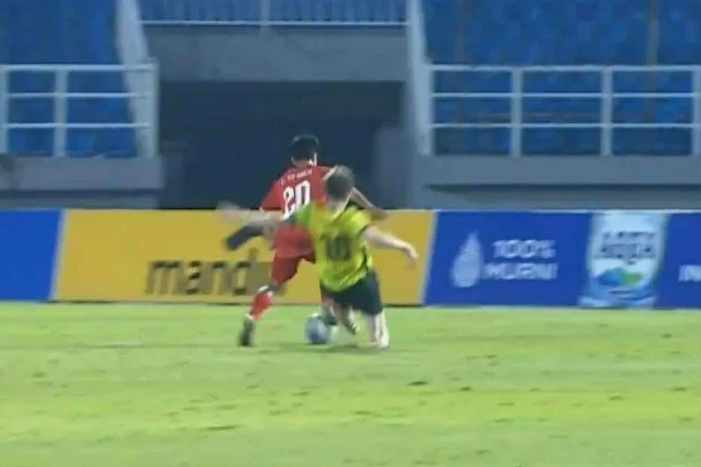 Tranh cãi nảy lửa tình huống U17 Việt Nam bị từ chối phạt đền - 1