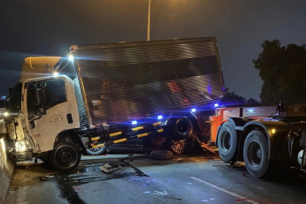 6 ô tô va chạm trên cầu Phý Mỹ ở TPHCM, ùn tắc kéo dài - 1