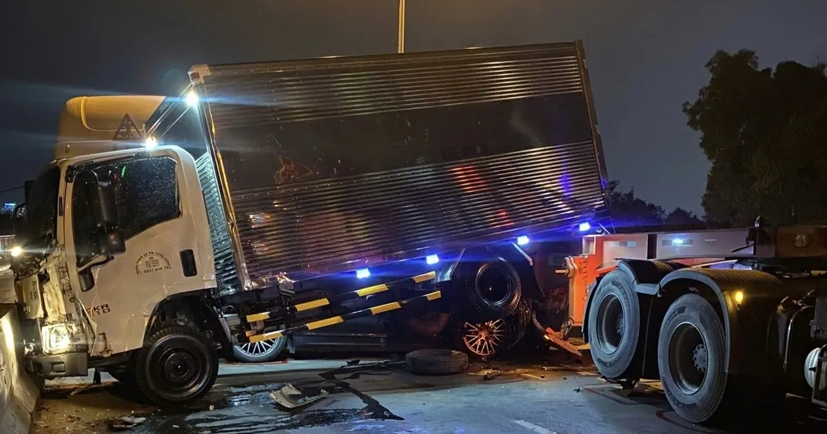 6 ô tô va chạm trên cầu Phý Mỹ ở TPHCM, ùn tắc kéo dài