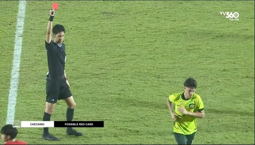 Cầu thủ U17 Australia vào bóng rợn người, không phản ứng khi nhận thẻ đỏ - 2