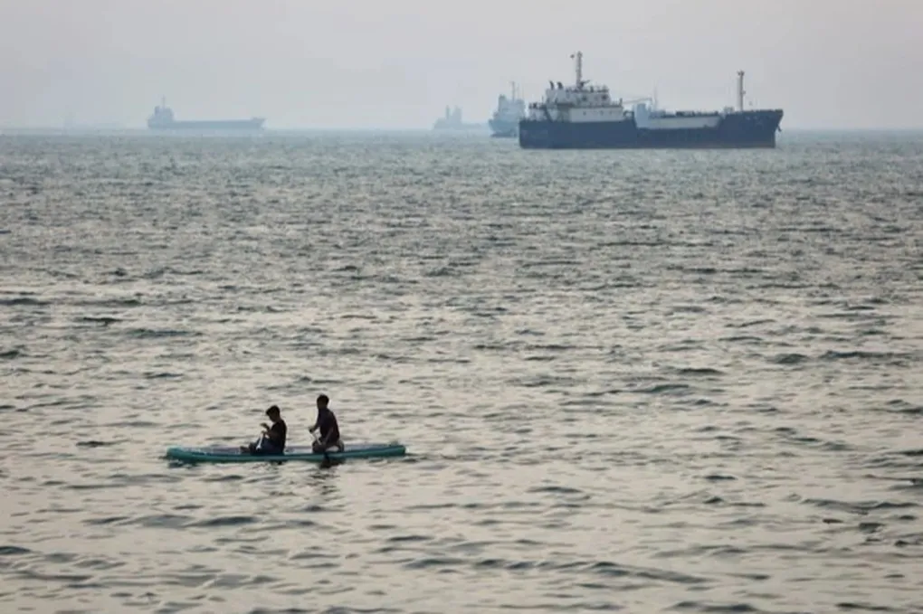 Mỹ lên tiếng vụ Iran bắt giữ 2 tàu gần ở eo biển Hormuz - 1