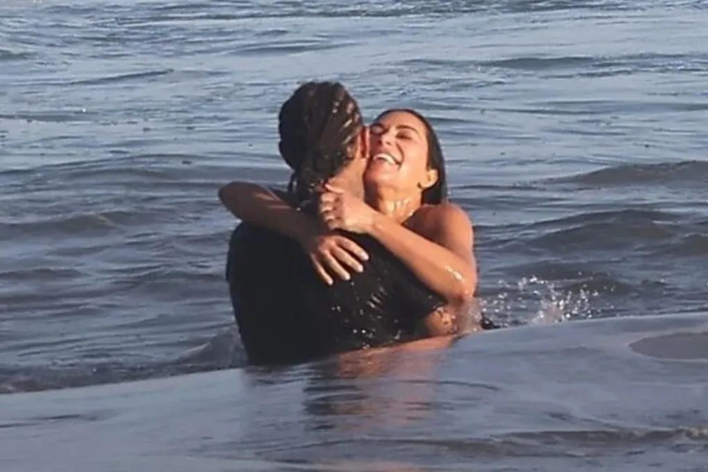 Kim Kardashian tận hưởng kỳ nghỉ ngọt ngào trên biển cùng bạn trai kém tuổi - 1