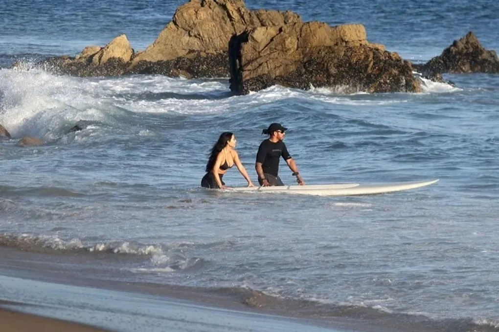 Kim Kardashian tận hưởng kỳ nghỉ ngọt ngào trên biển cùng bạn trai kém tuổi - 4