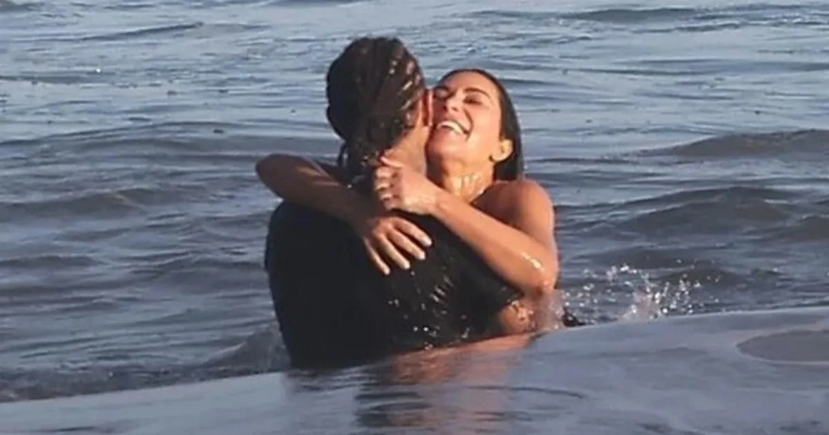 Kim Kardashian tận hưởng kỳ nghỉ ngọt ngào trên biển cùng bạn trai kém tuổi