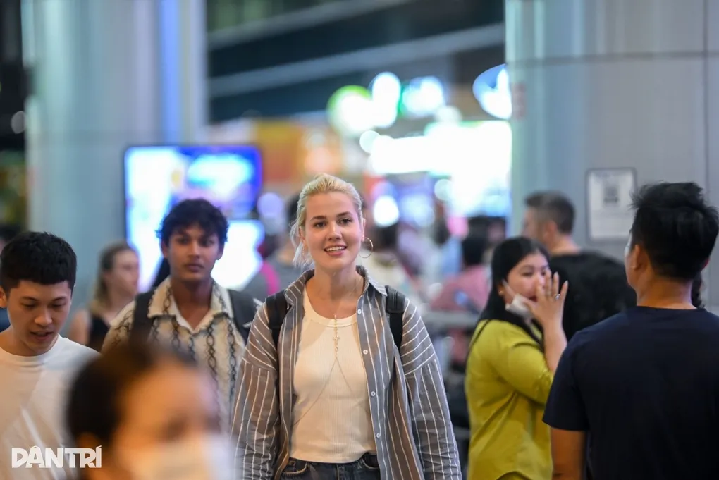 Nhu cầu bay dịp nghỉ lễ tăng mạnh, nhiều chặng từ Hà Nội và TPHCM kín chỗ - 1