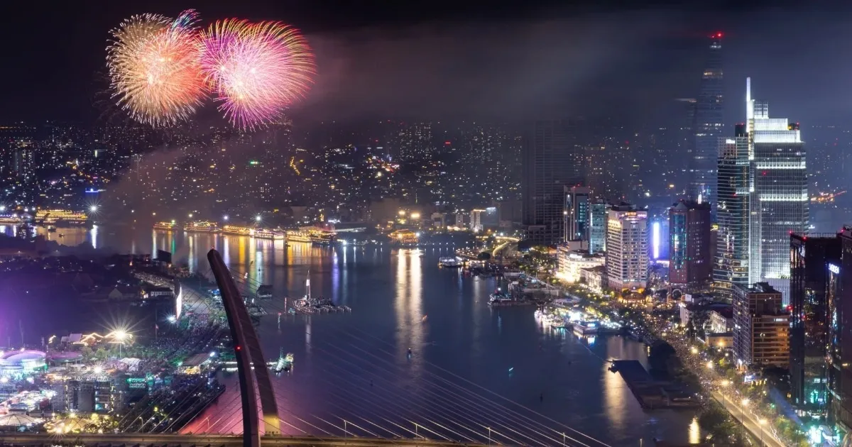 Khách tới TPHCM dịp 30/4 có thể ăn tối và ngắm pháo hoa trên sông Sài Gòn