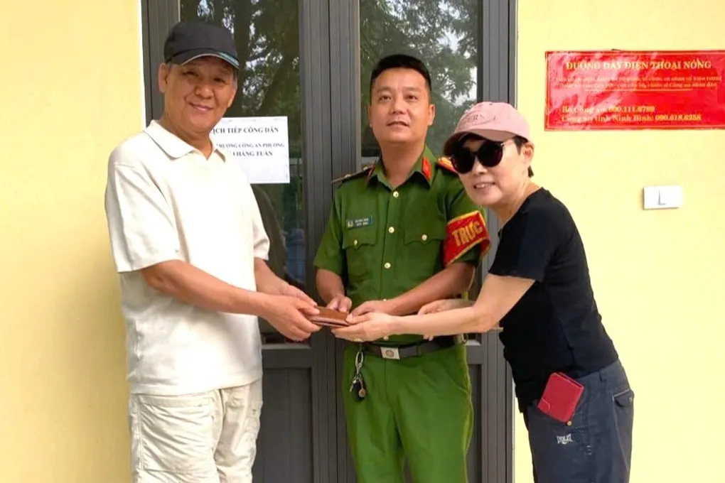 Du khách Hàn Quốc nhặt được ví khi du lịch Ninh Bình, nhờ công an trả lại - 1