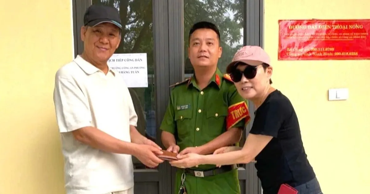 Du khách Hàn Quốc nhặt được ví khi du lịch Ninh Bình, nhờ công an trả lại